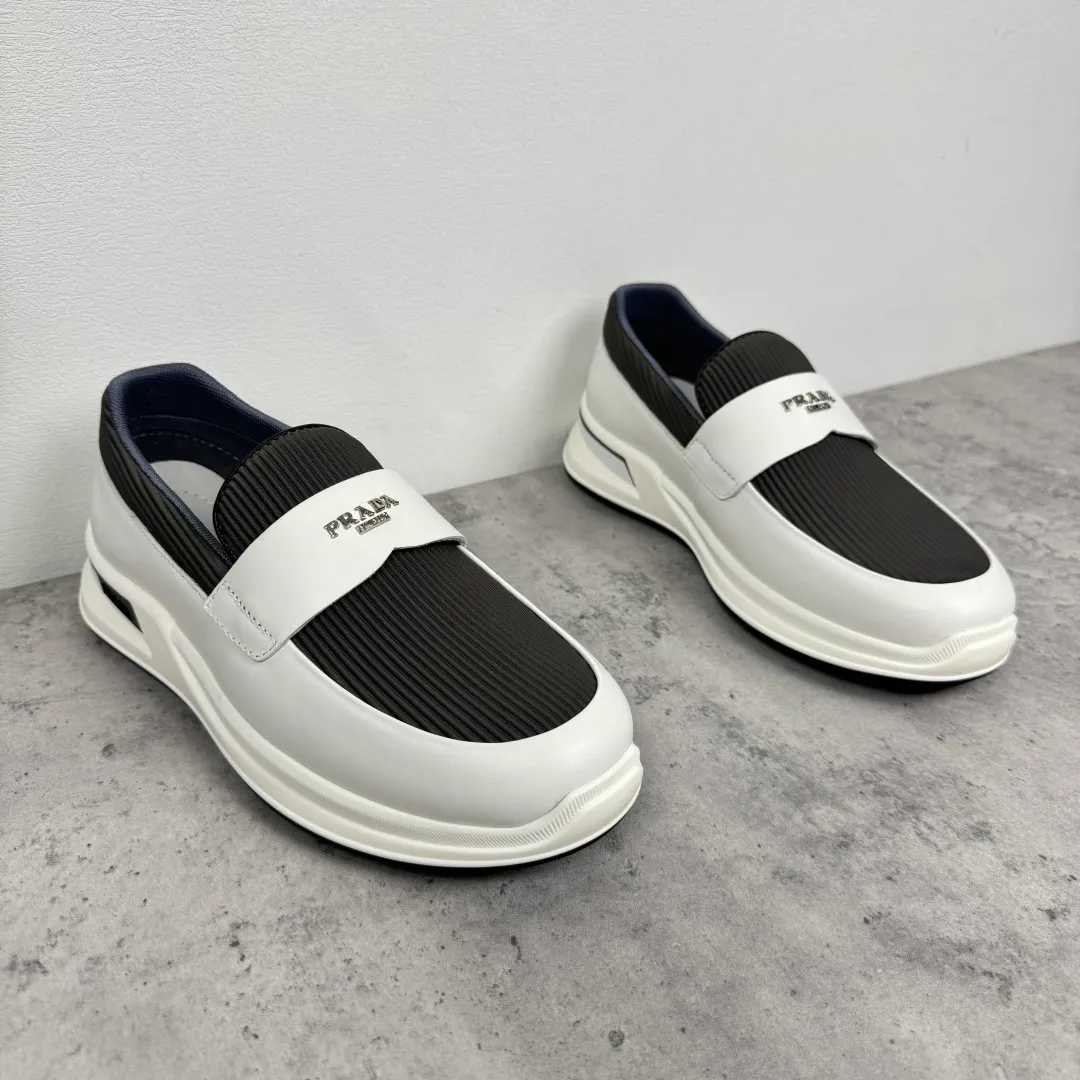 Batch 700 Prada/Prada men's matte leather thick-soled lightweight loafers! Casual fit, lightweight rubber sole slip-on driving shoes, matte calfskin wrapped around the entire upper, front body in pebbled calfskin/soft cloth, two styles available! Decorated with genuine leather buckle, front decorative details of PRADA silver letters, genuine leather feet, classic silver letter logo badge details, technical mesh lining, push-on opening and closing method, convenient and comfortable, cool and breathable! Paired with a lightweight, sporty functional thick sole, it is extremely comfortable on the feet and will not be tiring after long-term wear. It is available in multiple colors to meet different matching needs and comes with a complete package! Size: 39-40-41-42-43-44 Leather shoe size Item number: 2EE915 leather cloth white gray
